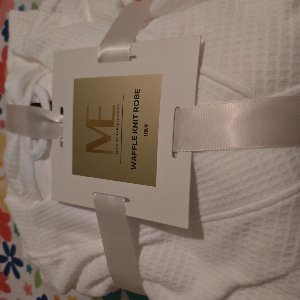 ME Makeover Essentials White Waffle Knit Robe